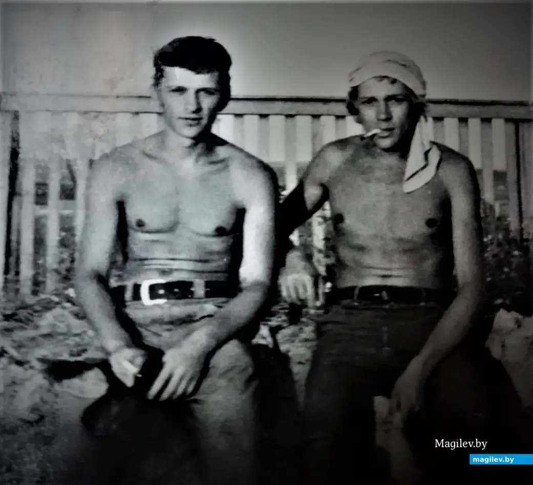 1974 г., Могилевский район. Студенты ММИ Игорь Гуло и Виктор Поревой (справа) на сельхозработах не забывали про загар.