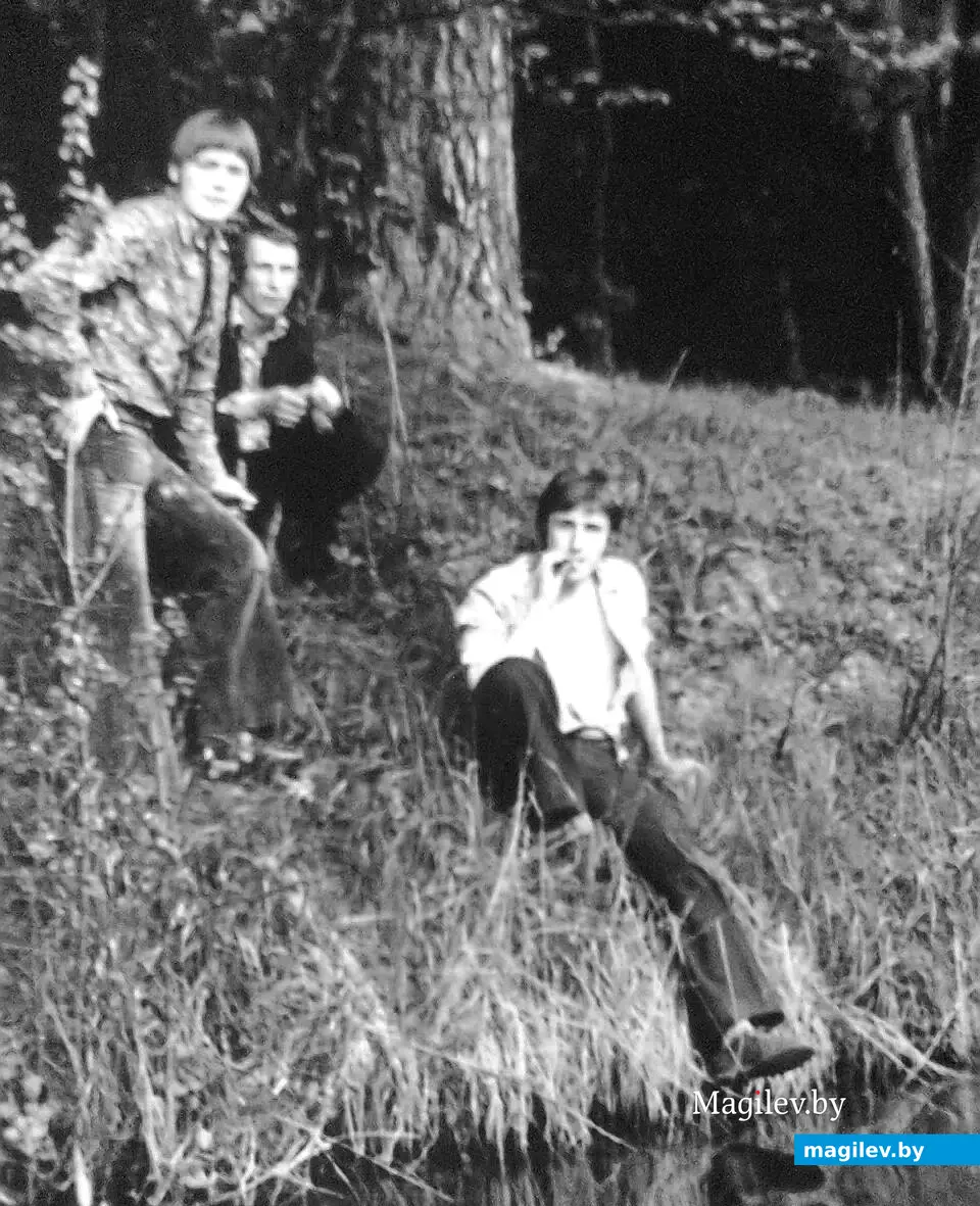 1974 г., Могилев, Печерское озеро. Знаменитые велюровые штаны Васи Мака (слева), пошитые из ресторанной скатерти.