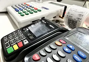 С 1 июля 2025 года организации обязаны использовать кассовое оборудование. Узнали нюансы