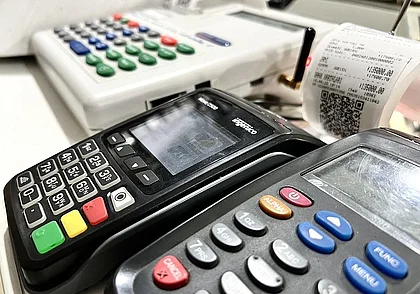 С 1 июля 2025 года организации обязаны использовать кассовое оборудование. Узнали нюансы