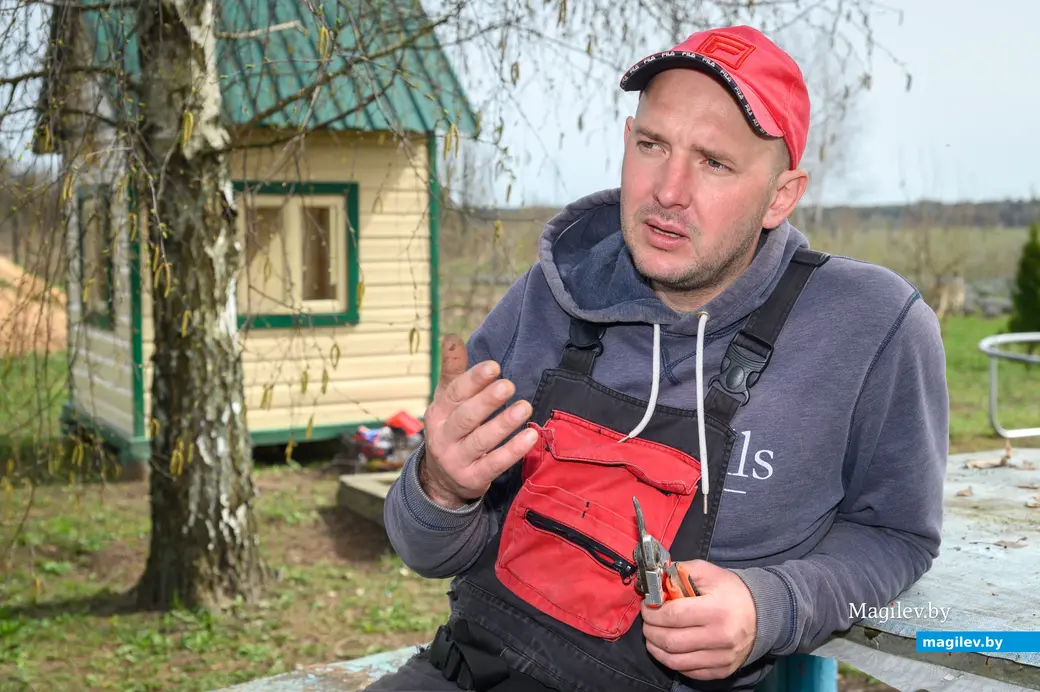 08.04.2024. д. Брожка, Бобруйский район. Ион Бозиану с супругой Екатериной Милославской выращивают на своем участке саженцы плодовых деревьев и роз.