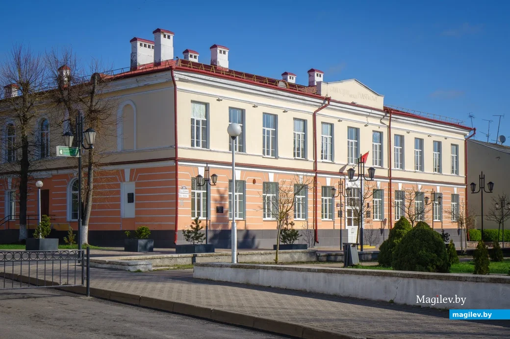 07.04.2024. Пинск, Брестская область, 225710, Беларусь. Гимназия, где учился первый президент Израиля.