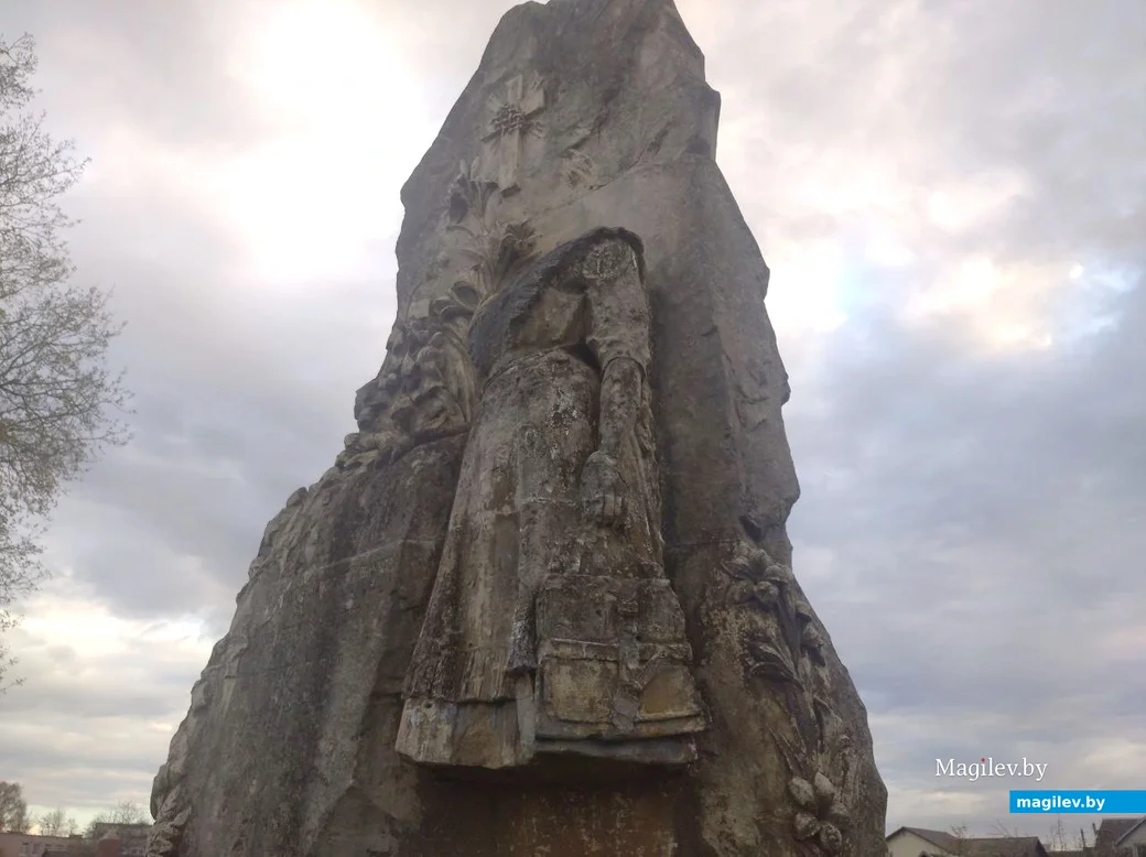 6.04.2024. Пинск, кладбище на улице Спокойной. Статуя Гимназистки.