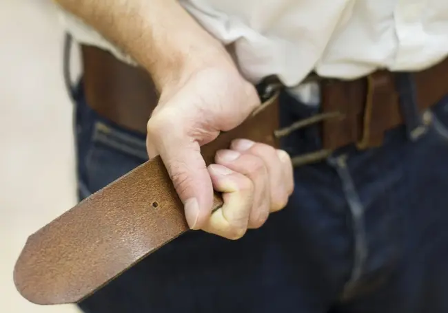 Ударил по голове и схватил за шею