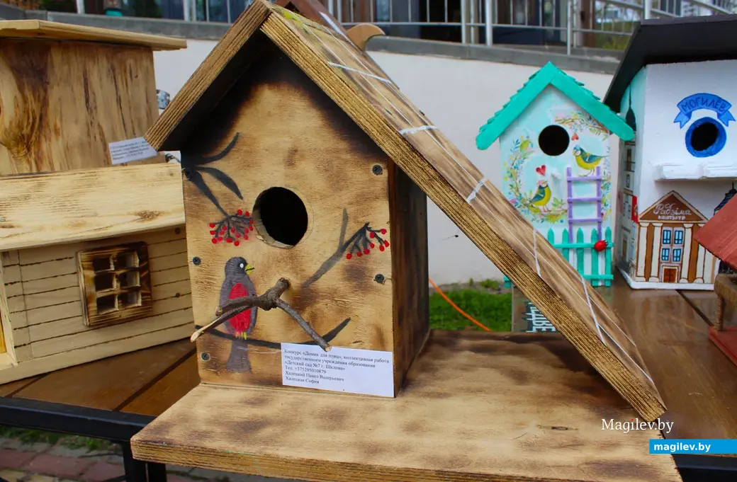 12 апреля 2024 года. Могилев. Парк Подниколье. Скворечники – участники конкурса «Домик для птиц».