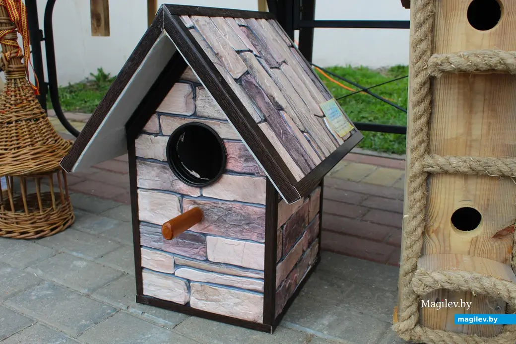 12 апреля 2024 года. Могилев. Парк Подниколье. Скворечники – участники конкурса «Домик для птиц».