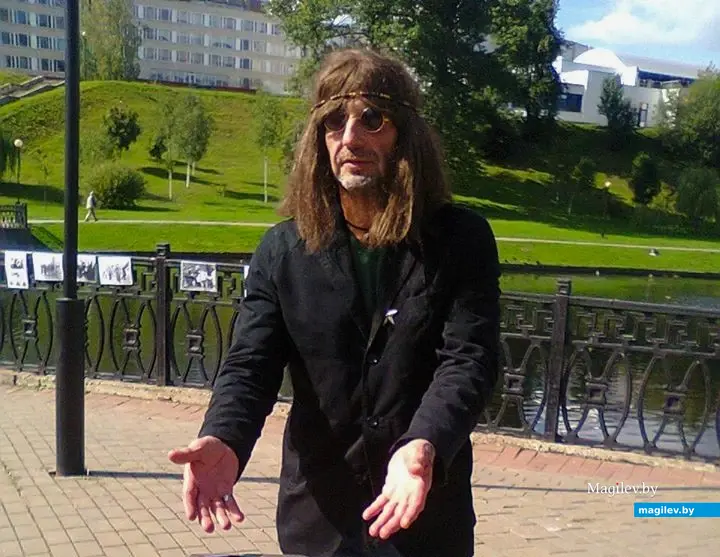 2014 г., Могилев, Дубровенка. Джон Леннон ждет встречи с могилевчанами, которые пока еще ни о чем не догадываются.