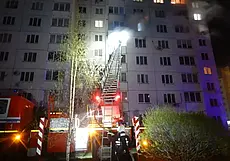 Пожар в могилевской высотке: работники МЧС спасли маму с маленьким ребенком, еще девять человек эвакуировали (видео)