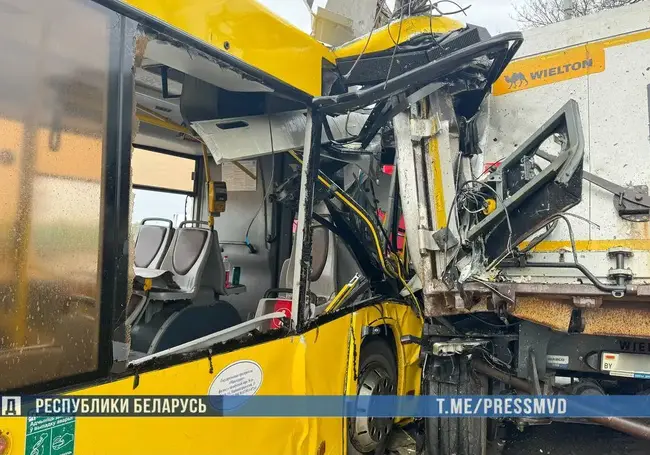 В Минске столкнулись автобус и грузовик: 14 человек – в столичных больницах (обновлено)