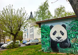 «И я стал обходить центральные улицы города в поисках пристанища»