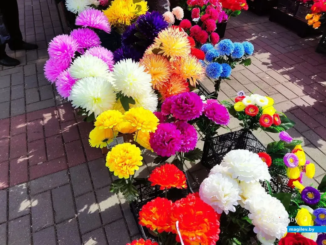 17.04.2024 г Могилев. У ТЦ "Арбат" настоящая ярмарка ритуальных цветов