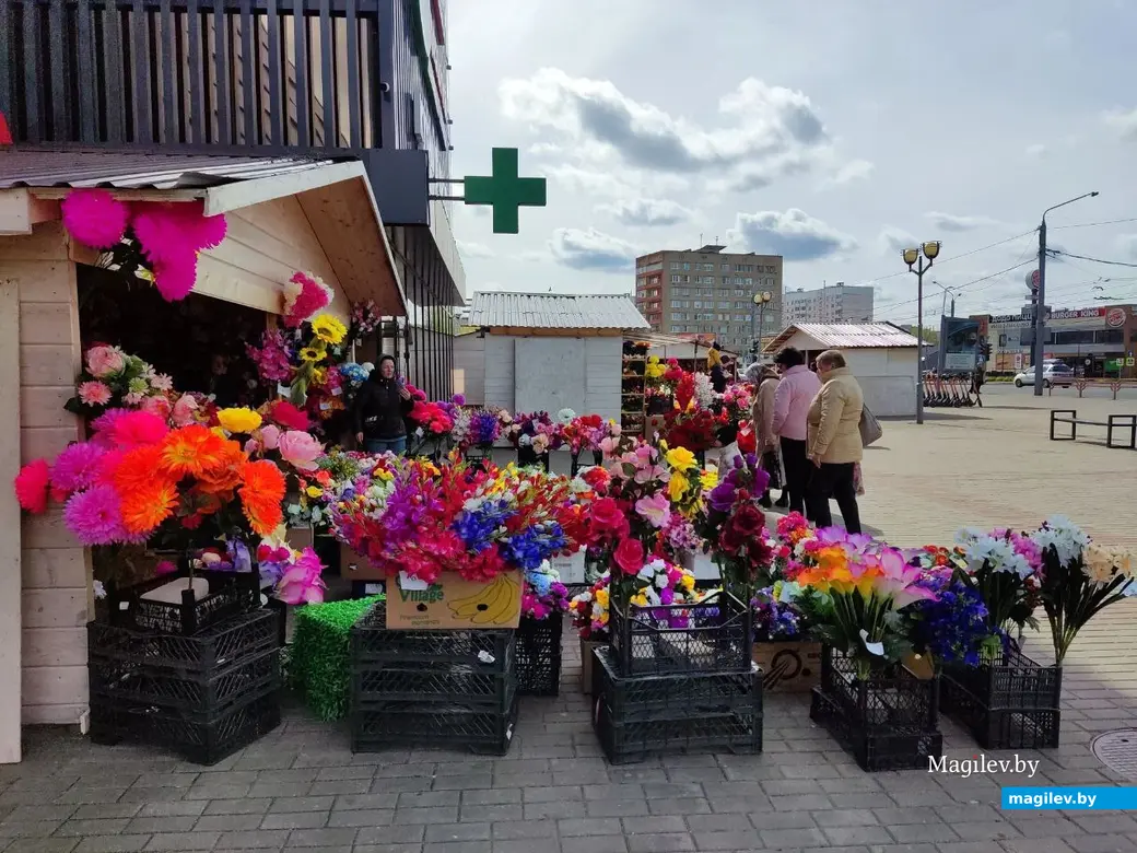 17.04.2024 г Могилев. У ТЦ "Арбат" настоящая ярмарка ритуальных цветов