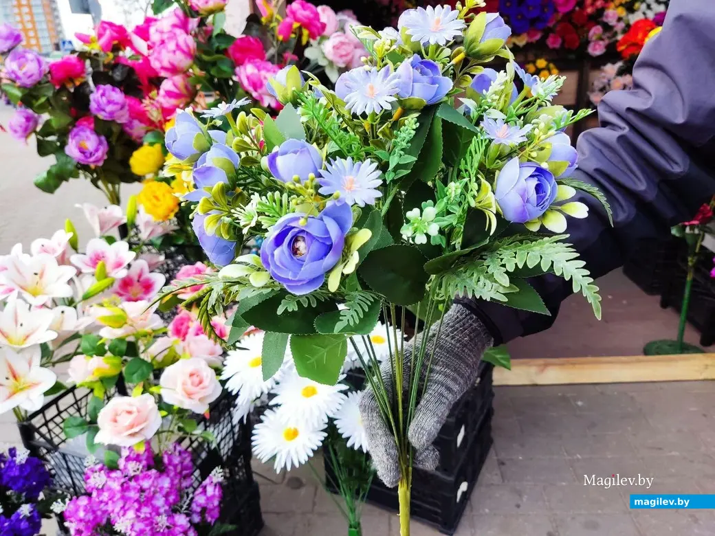 17.04.2024 г Могилев. У ТЦ "Арбат" настоящая ярмарка ритуальных цветов