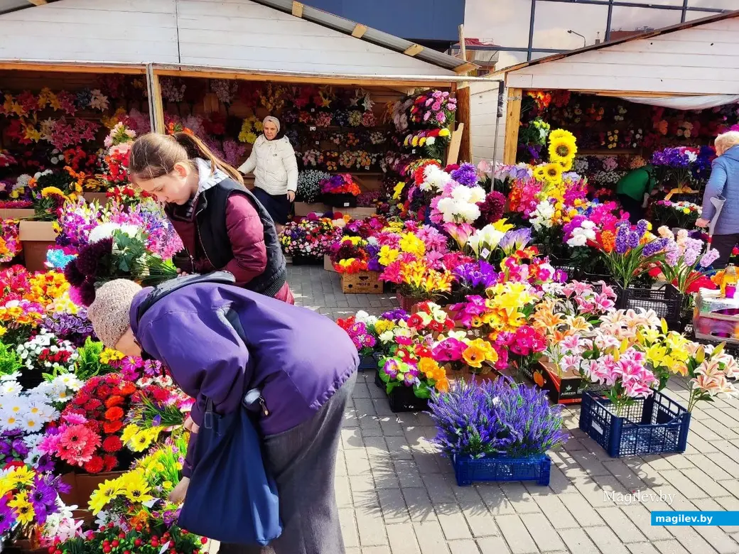 17.04.2024 г Могилев. У ТЦ "Арбат" настоящая ярмарка ритуальных цветов
