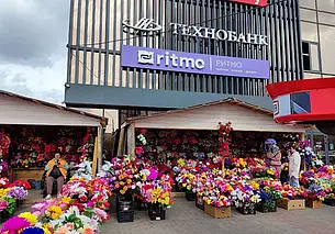 В Могилеве за месяц до Радуницы начали торговать искусственными цветами