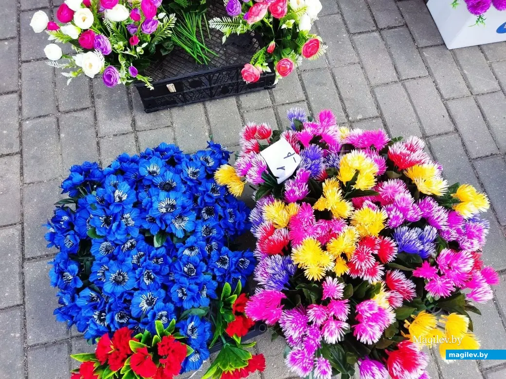 17.04.2024 г Могилев. У ТЦ "Арбат" настоящая ярмарка ритуальных цветов