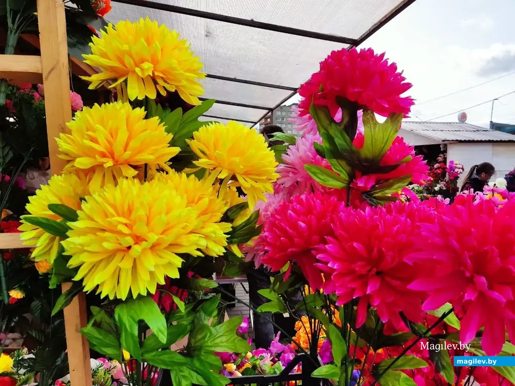 17.04.2024 г Могилев. У ТЦ "Арбат" настоящая ярмарка ритуальных цветов