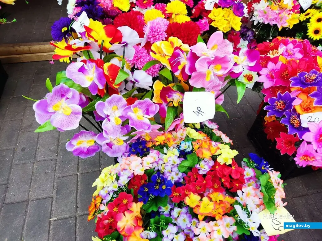 17.04.2024 г Могилев. У ТЦ "Арбат" настоящая ярмарка ритуальных цветов