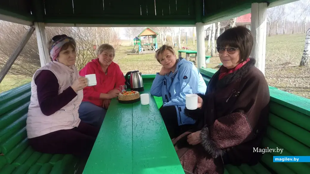 В агроусадьбе «У Мелинчан». д. Лещенка Кировский район, апрель 2024 год. Отдыхающие из агр. Мышковичи.
