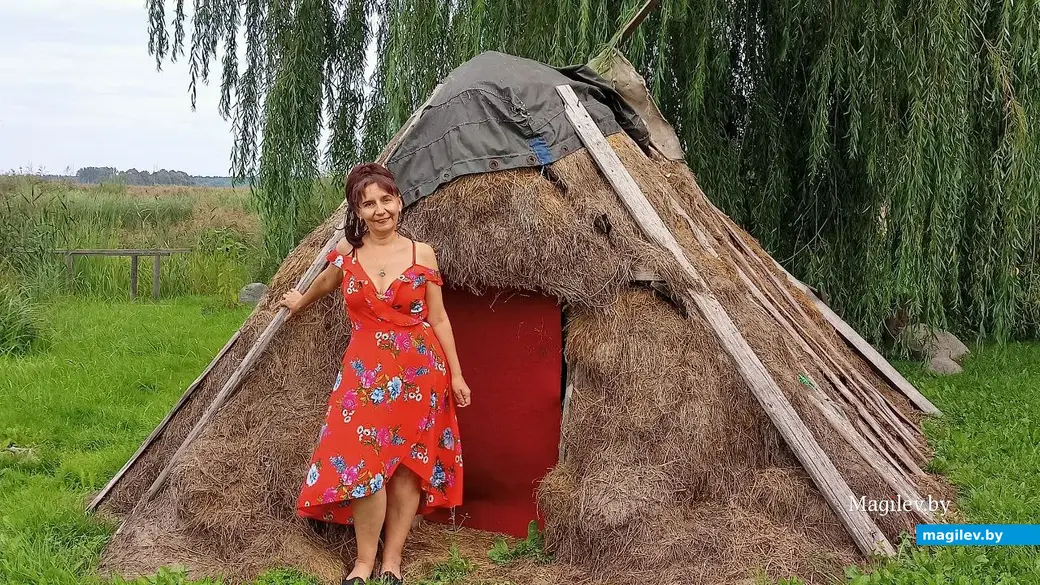 В агроусадьбе «У Мелинчан». д. Лещенка Кировский район, апрель 2024 год. Шалаш из сена или "номер для новобрачных". Автор этих строк Ирина Рябова.