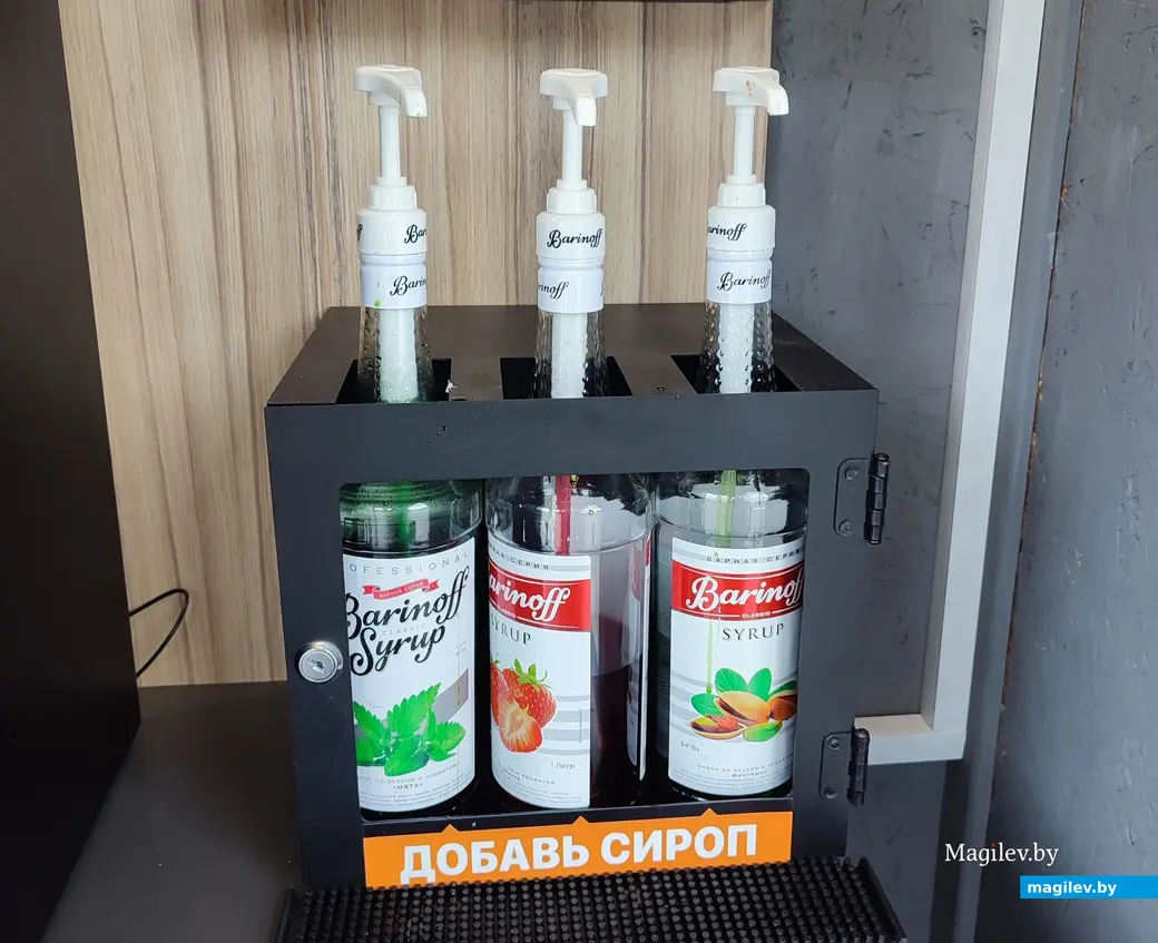 Кофейня самообслуживания появилась около ТЦ «Планета Грин» на улице Островского. 18 апреля 2024 года.