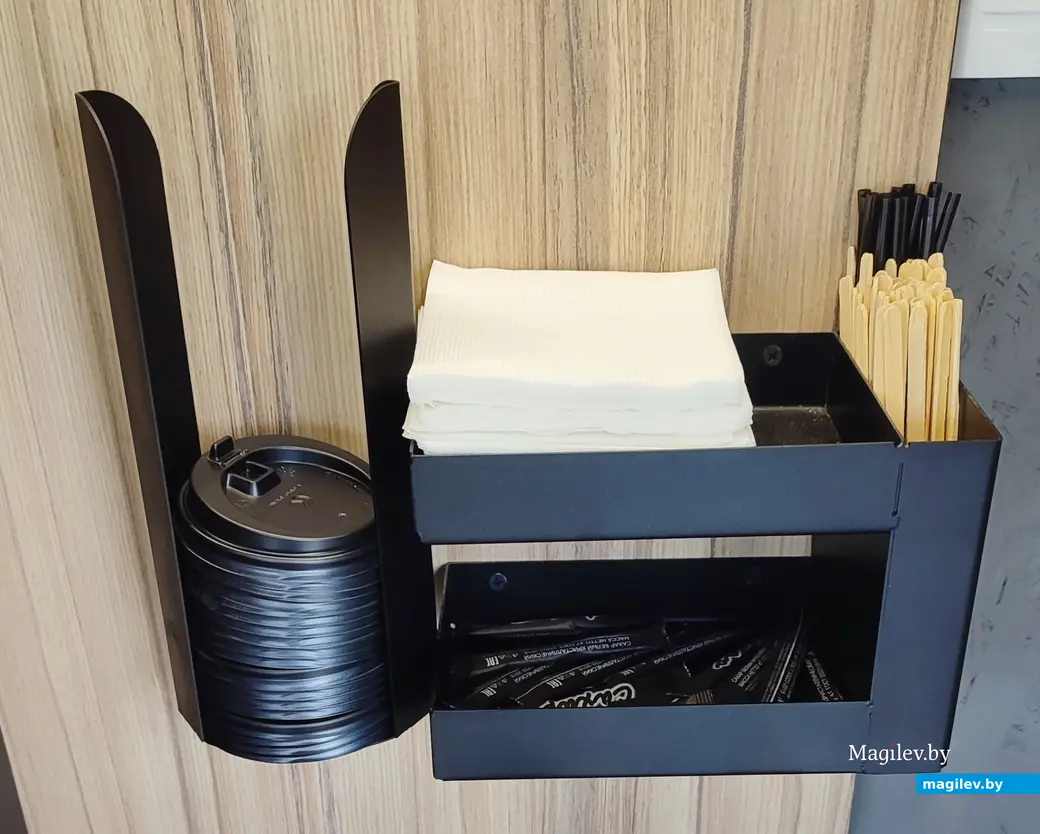 Кофейня самообслуживания появилась около ТЦ «Планета Грин» на улице Островского. 18 апреля 2024 года.