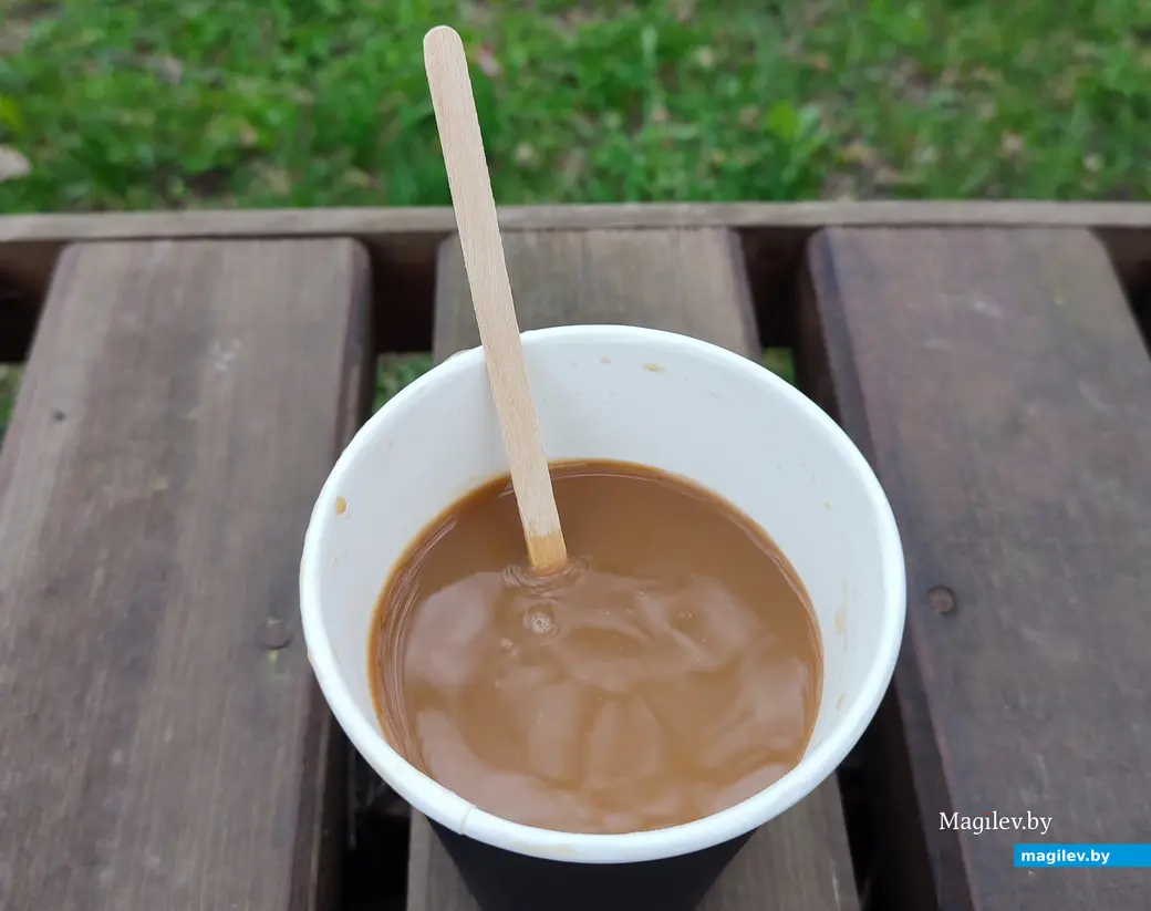 Кофейня самообслуживания появилась около ТЦ «Планета Грин» на улице Островского. 18 апреля 2024 года.