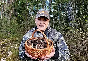 «Не знаешь – не бери, не уверен – выбрось». Поговорили с писательницей Натальей Батраковой о съедобных и несъедобных весенних грибах и первом правиле грибника