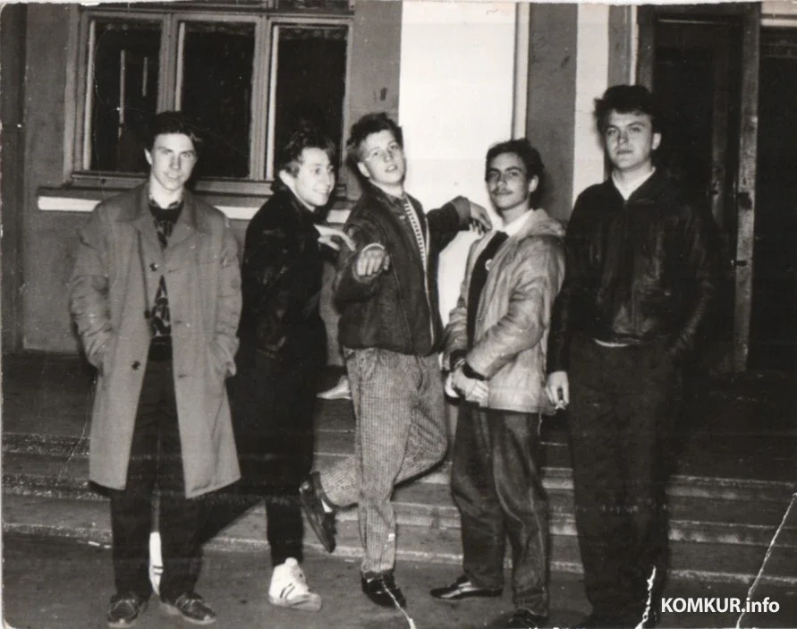 1989 год. У входа Дома офицеров в Бобруйске: Артурыч (кларнет), Шура (бас-гитара), Гриняк