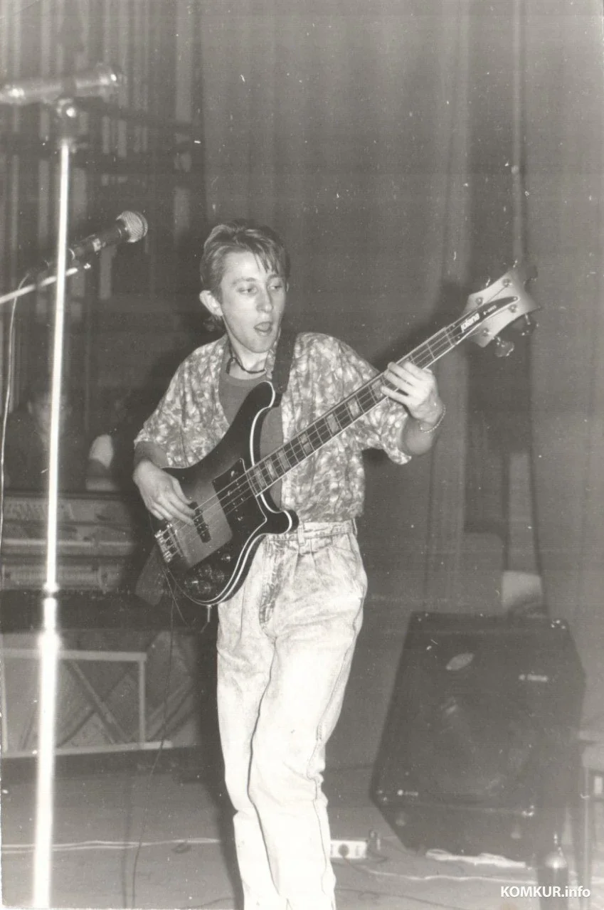 1989 год. Шура на сцене могилевского фестиваля. Миша Карасев дал ему свою бас-гитару.