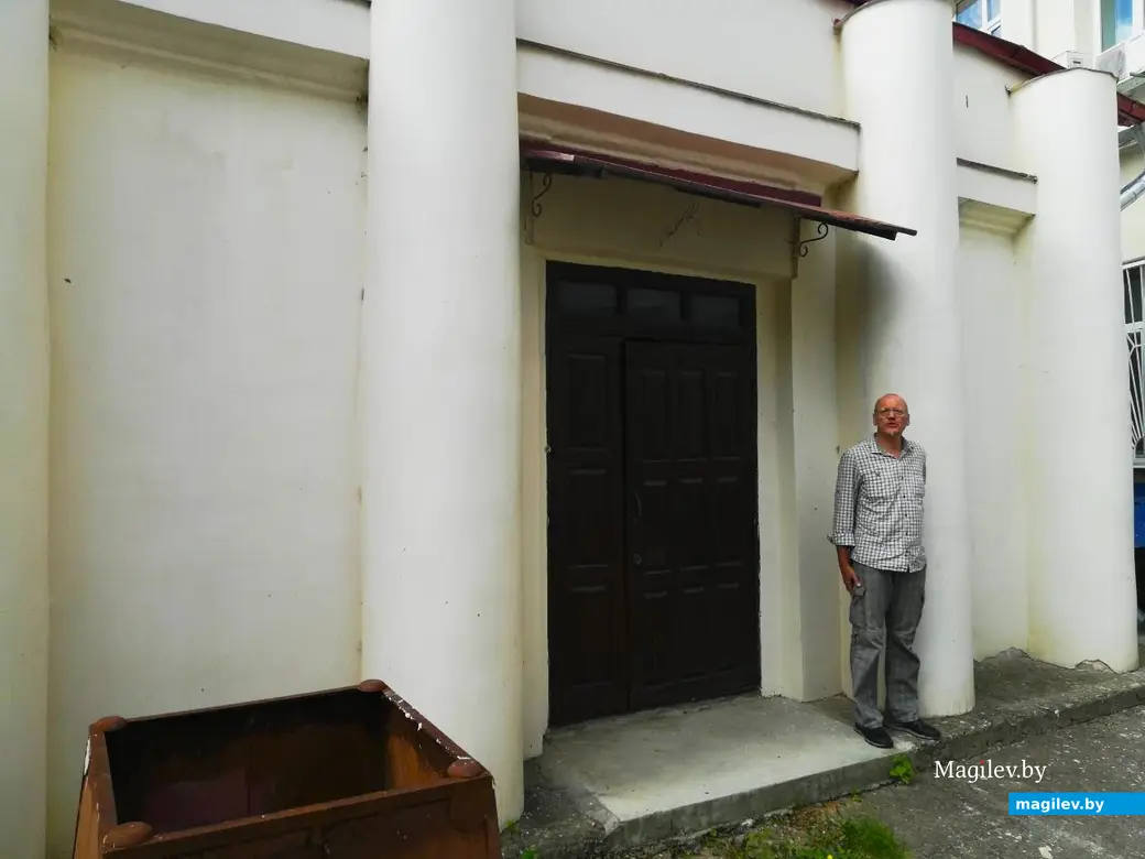 Август 2018, Могилев. Плейшнер возле входа в бывшую мастерскую (Фарный костел) Бориса Борща.