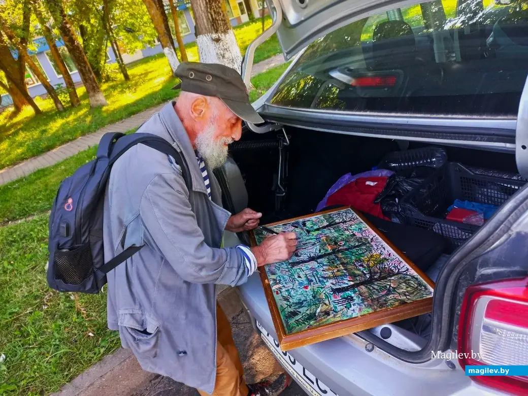 Август 2024, Могилев. Борис Борщ за творческой работой.