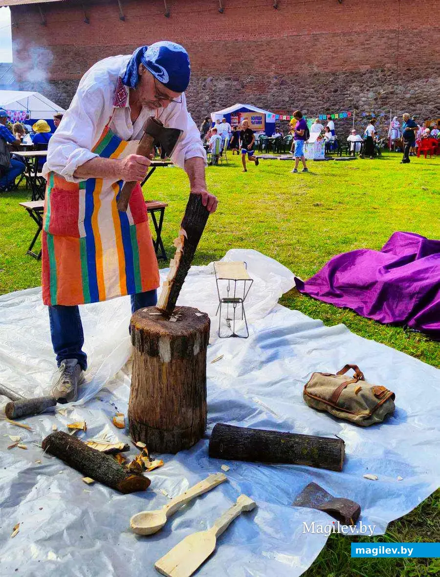 Август 2024, Кревский замок. Плейшнер дает мастер-класс по резьбе из дерева.