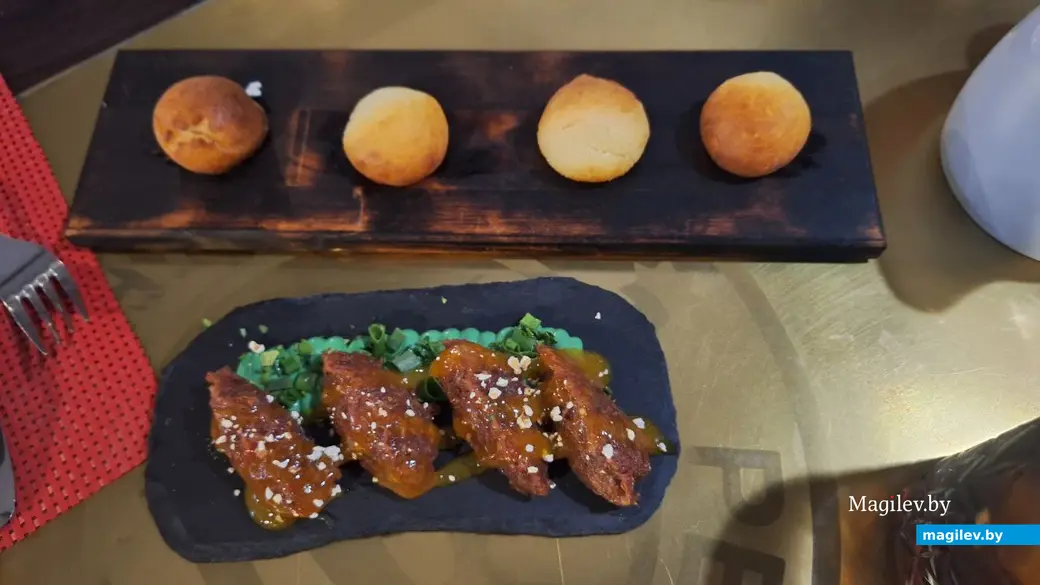 Апрель 2024 г. Могилев, ресторан «101», Гастрофест». Тартар и булочки.