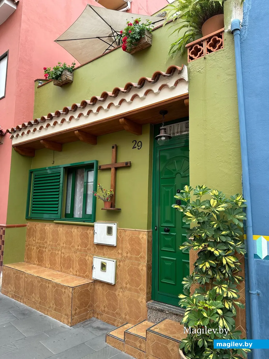 «Восемь тысяч евро придется отдать только за жилье». Как могилевчанка с семьей зимует на Канарских островах.