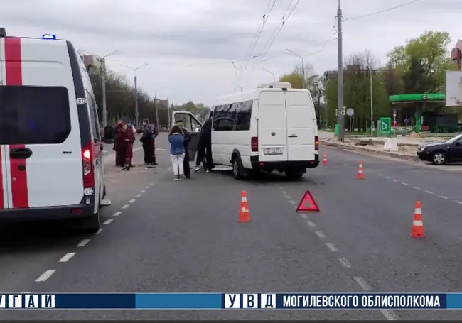 В Могилеве на Димитрова столкнулись иномарка и маршрутное такси. Есть пострадавшие