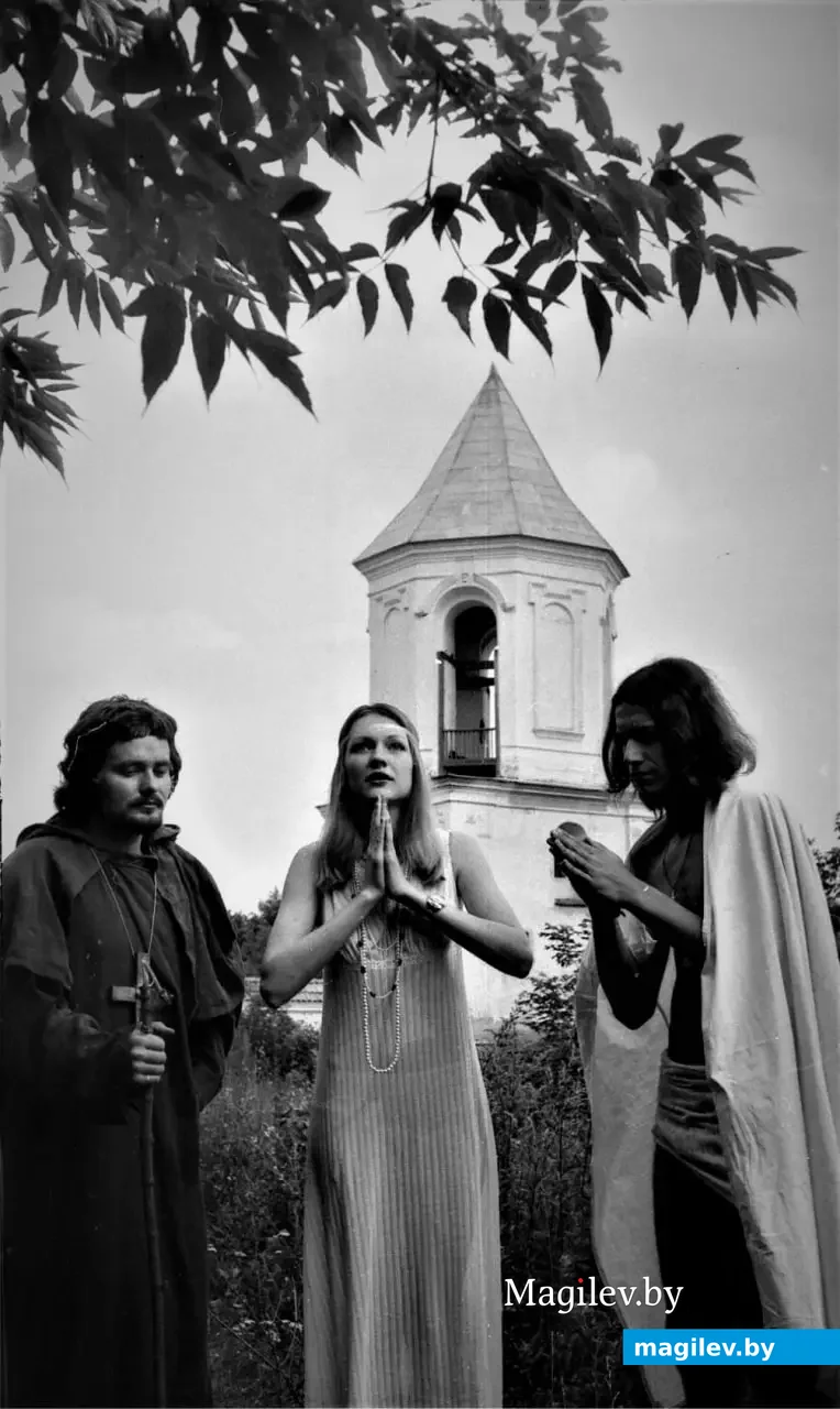 1970-е. Могилевские хиппи Валик, Наташа и Плейшнер. Христос воскрес!