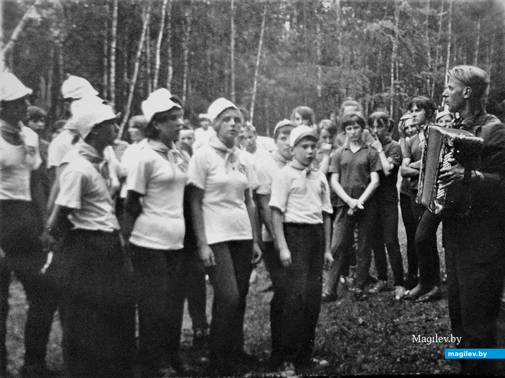 1969 год, Бобруйск. Ученики СШ №19 в пионерском лагере занимались отнюдь не пасхальными