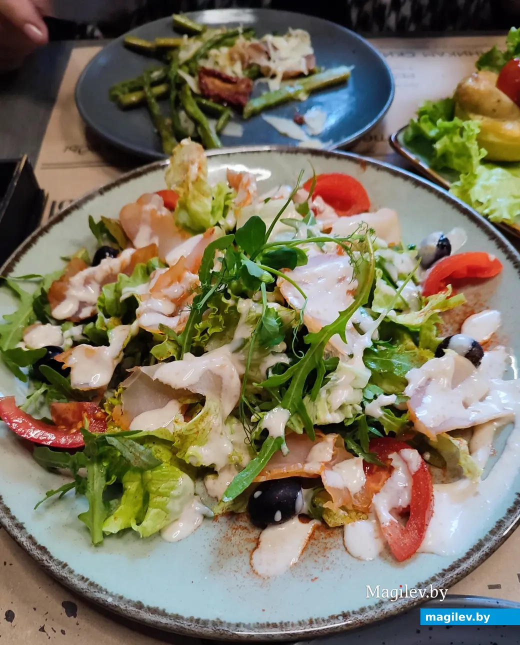 Гастрофест в Могилеве: английская кухня с «Жабами в норке» в «Луне». Салат с карпаччо.