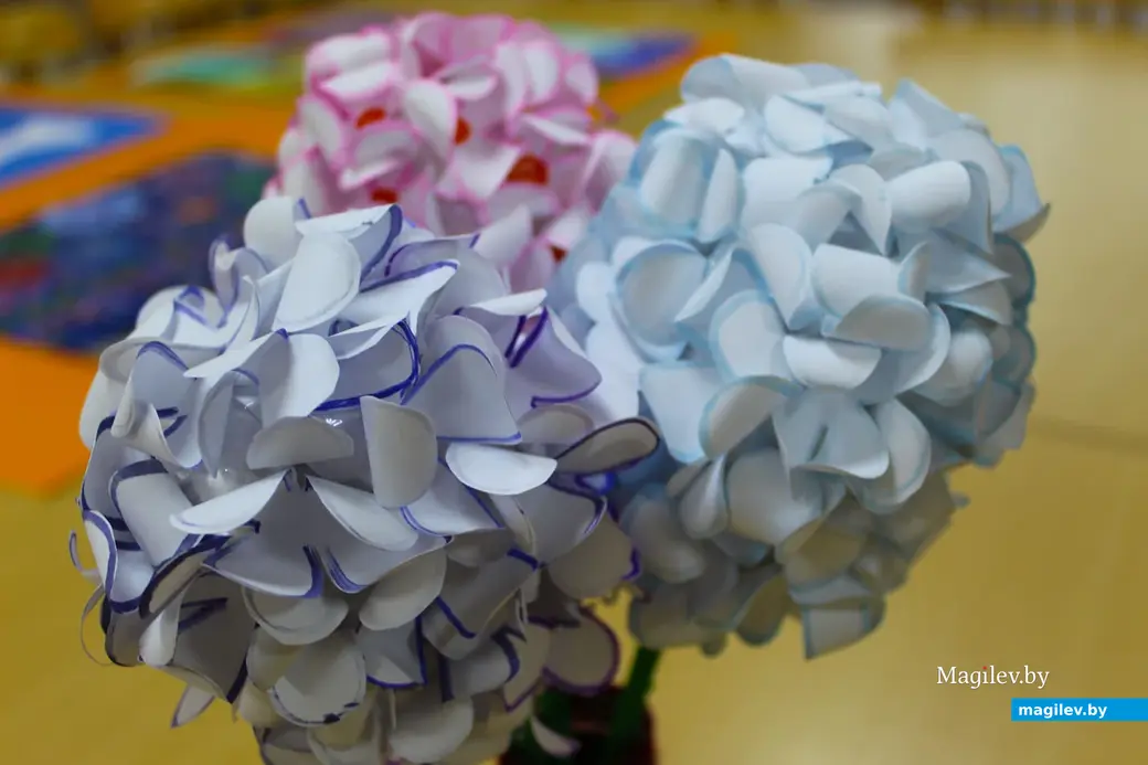 Цветы из бумаги, сделанные Светланой Синявской.