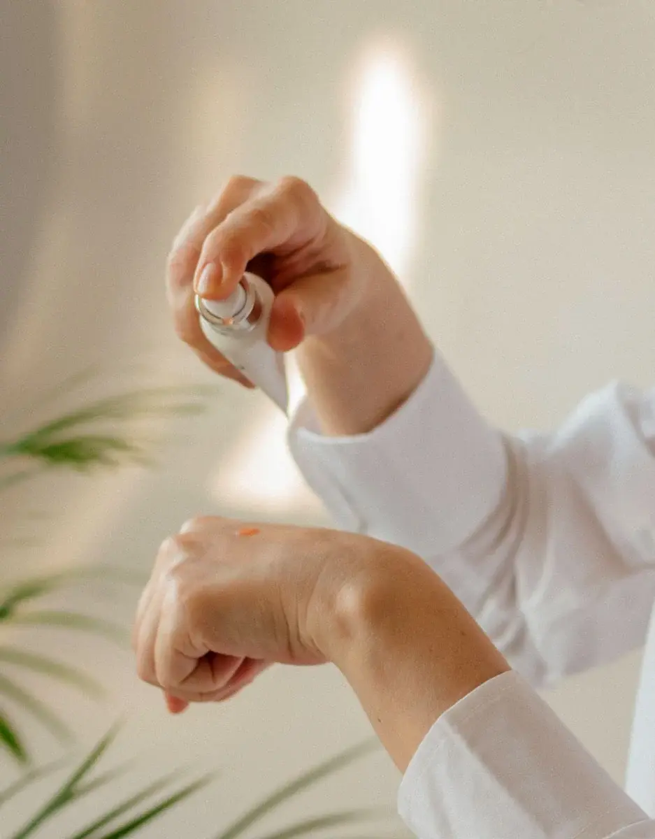 Регулярное использование высокого качества таких кремов, которые блокируют как UVB-лучи, так и UVA-лучи, напрямую сказывается на том, как будет выглядеть кожа с