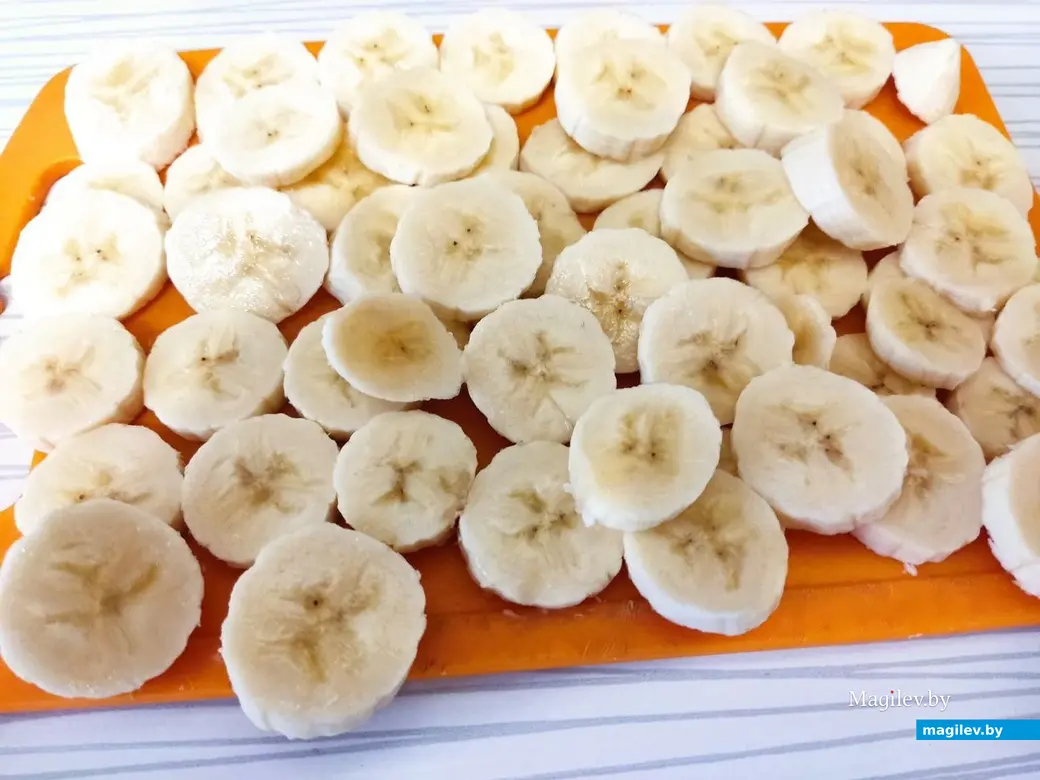 Бананы нарезать кружочками и заморозить
