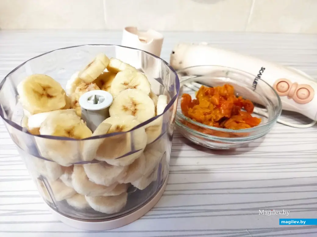 Переложить замороженные бананы в блендер, измельчить