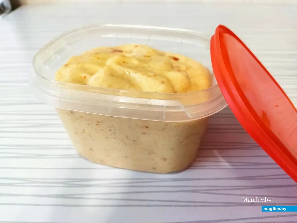 Переложить готовый десерт в емкость с крышкой и отправить в морозильник