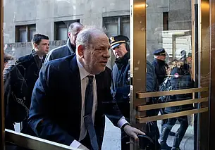 В США суд отменил 23-летний тюремный срок Харви Вайнштейну. Но продюсер останется в тюрьме