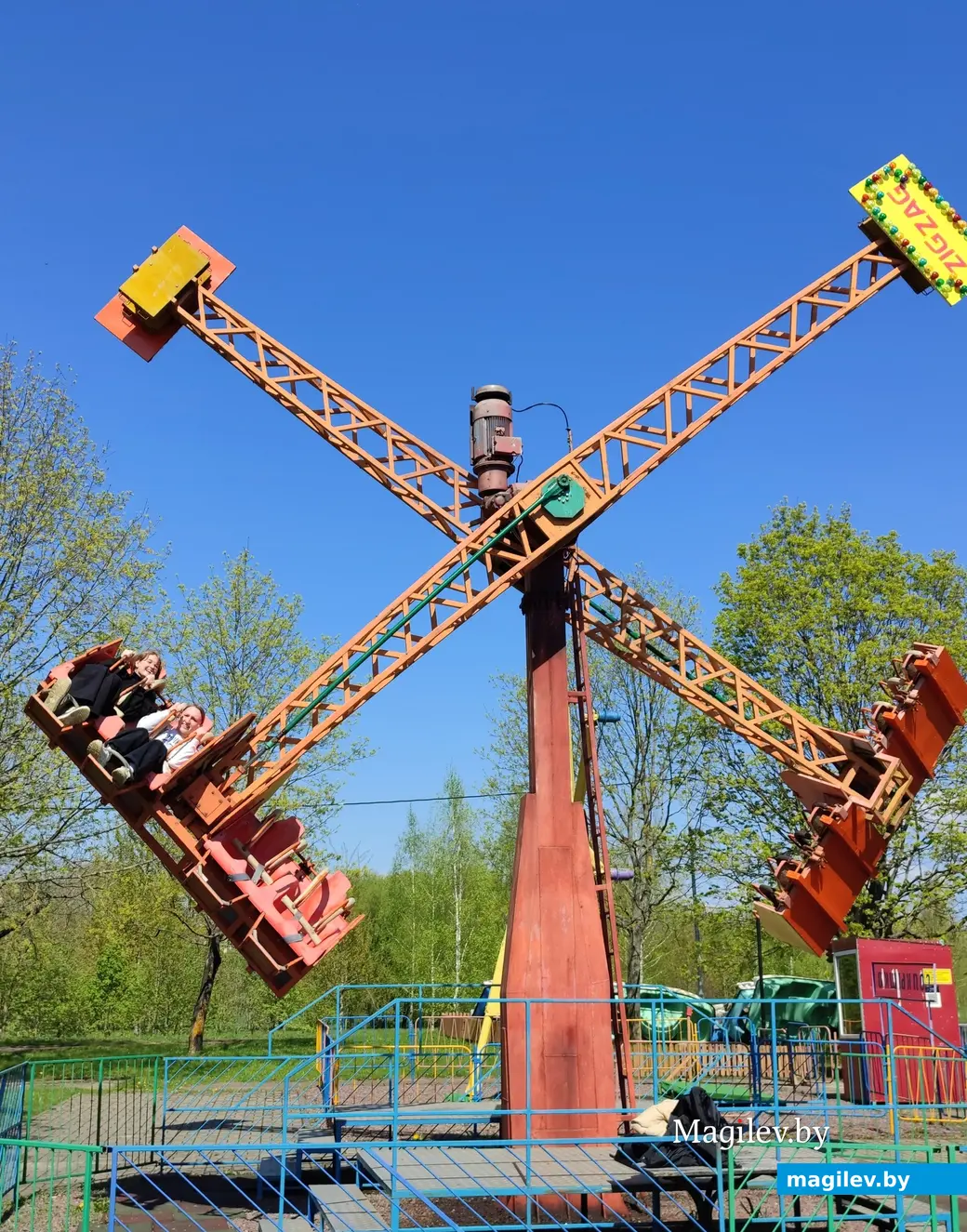 «Биоробот» стал дешевле, «Полет» подорожал. Парк аттракционов 27 апреля открыл сезон.