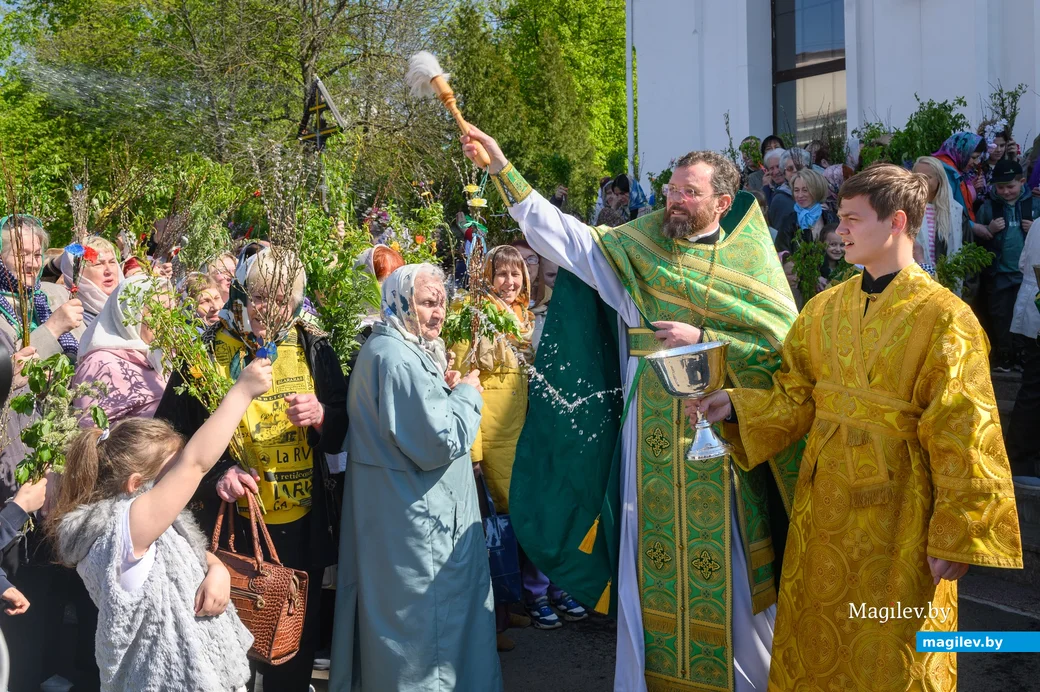 28.04.2024. Свято-Никольский кафедральный собор. Православные верующий празднуют вход Господень