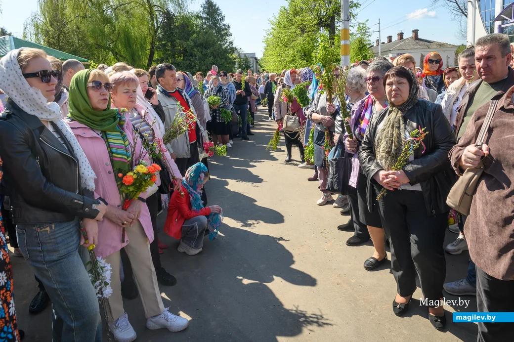 28.04.2024. Свято-Никольский кафедральный собор. Православные верующий празднуют вход Господень