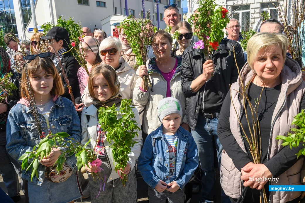 28.04.2024. Свято-Никольский кафедральный собор. Православные верующий празднуют вход Господень