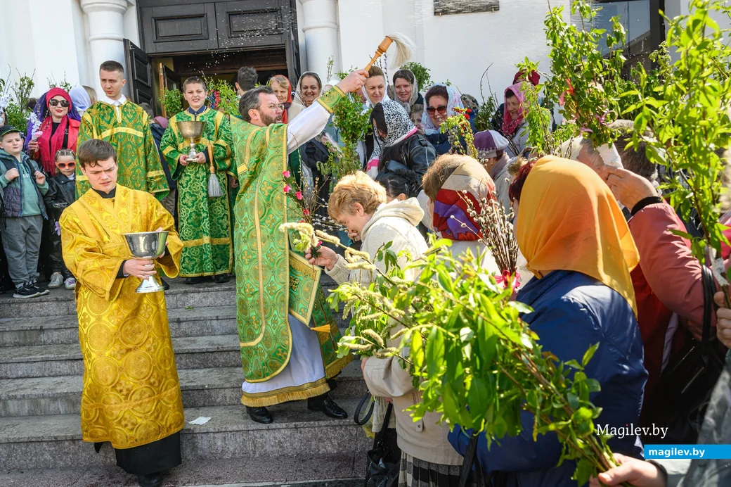 28.04.2024. Свято-Никольский кафедральный собор. Православные верующий празднуют вход Господень
